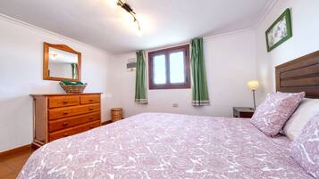 1 slaapkamer, een strijkplank/strijkijzer, reisbedje, gratis wifi