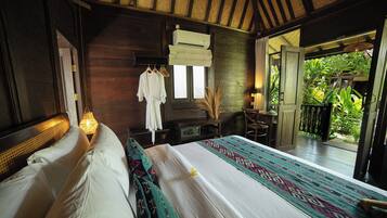 Traditional Queen | Down duvets, pillow-top beds, minibar, in-room safe