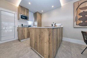 Réfrigérateur, micro-ondes, four, plaque de cuisson