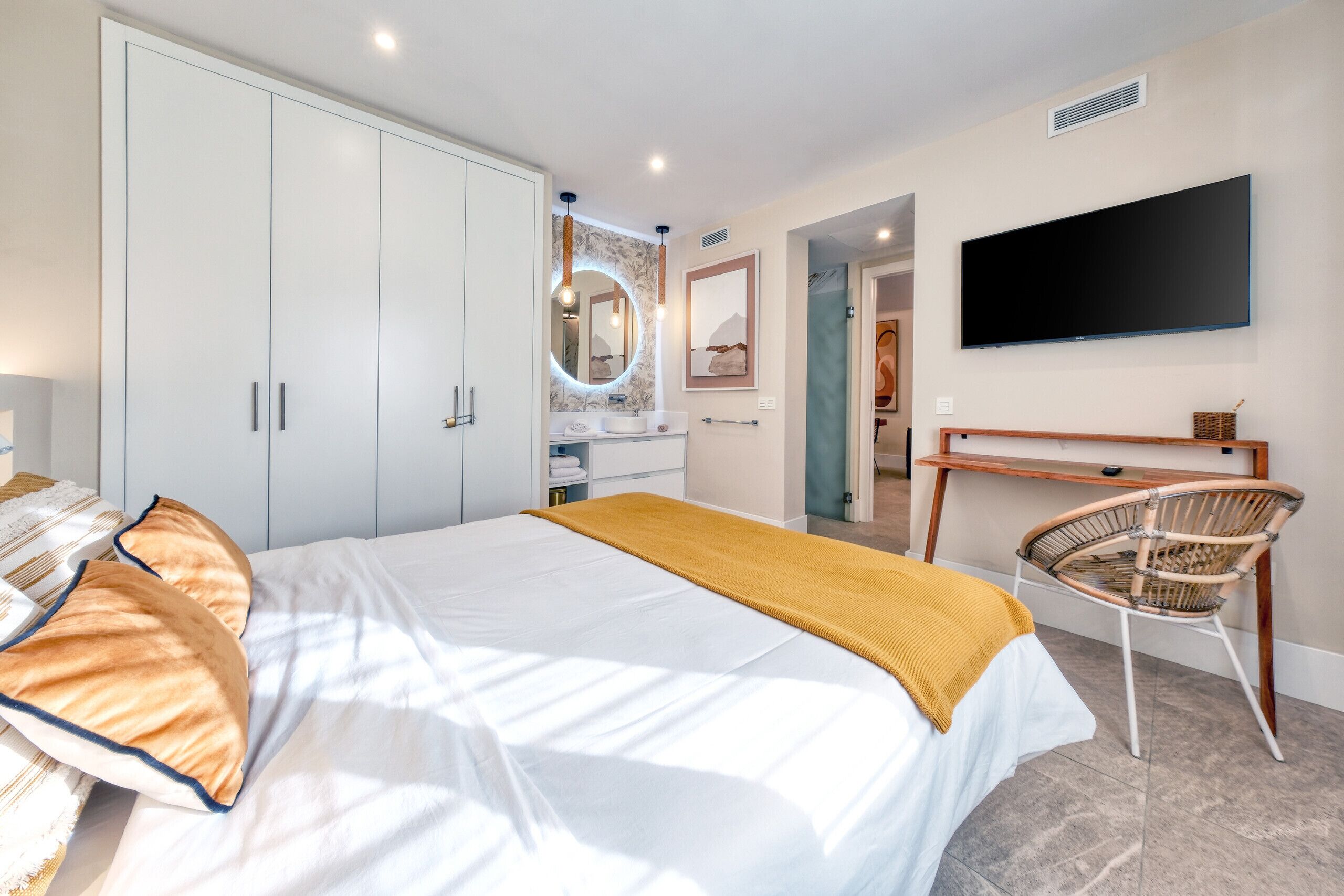 2 slaapkamers, een bureau, een strijkplank/strijkijzer, reisbedje