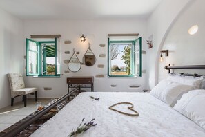 3 bedrooms, WiFi, bed sheets - Seaside Villa Glyfa
a breath from paradise
(Paros)