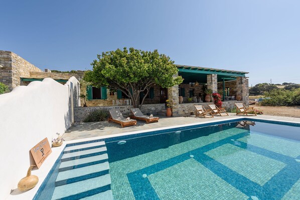 Pool - Seaside Villa Glyfa
a breath from paradise
(Paros)