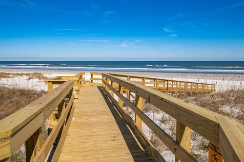 Stunning Ocean Views, Beachfront Pool, Heated Indoor Pool, Hot Tub, Family Condo, Tennis, Gym, Sauna