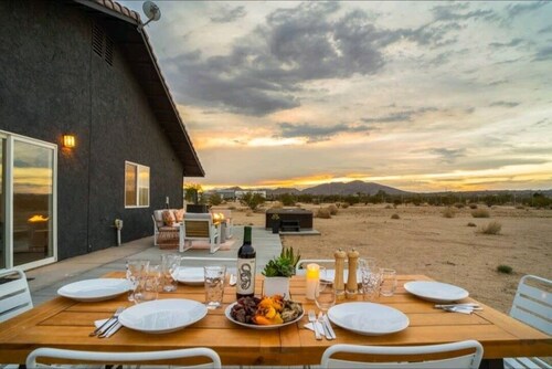 2 Acres w Views, Hot Tub, Pet Friendly, Full Kitchen, Game Room, EV Charger! 