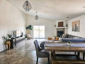Smart TV y chimenea