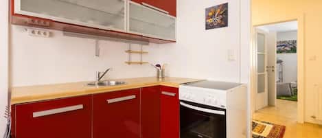Apartment, 1 Bedroom, Garden View | Private kitchen