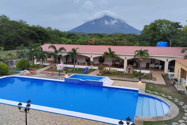 Una piscina al aire libre