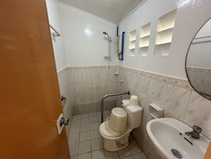 Standard Room | Bathroom - Dancalan Beach Resort (Donsol)