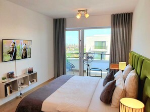 1 habitación, caja de seguridad en la habitación y escritorio 