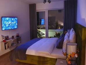 1 sovrum, värdeförvaringsskåp på rummet och skrivbord