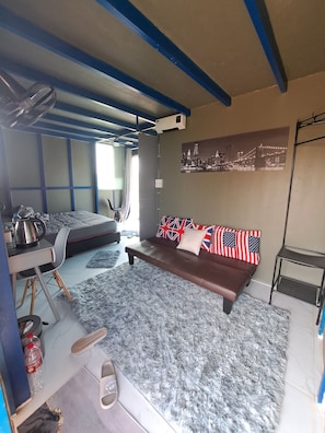 Casa familiar | 1 habitación, escritorio y espacio para trabajar con laptop 