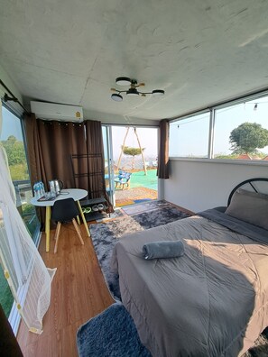 Casa familiar | 1 habitación, escritorio y espacio para trabajar con laptop