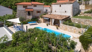 A villa with a swimming pool, stone walls, and a garden. - Villa Zaria (Kvarner - Mošćenička Draga) (Mošćenička Draga)