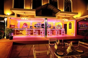 Bar en bord de piscine