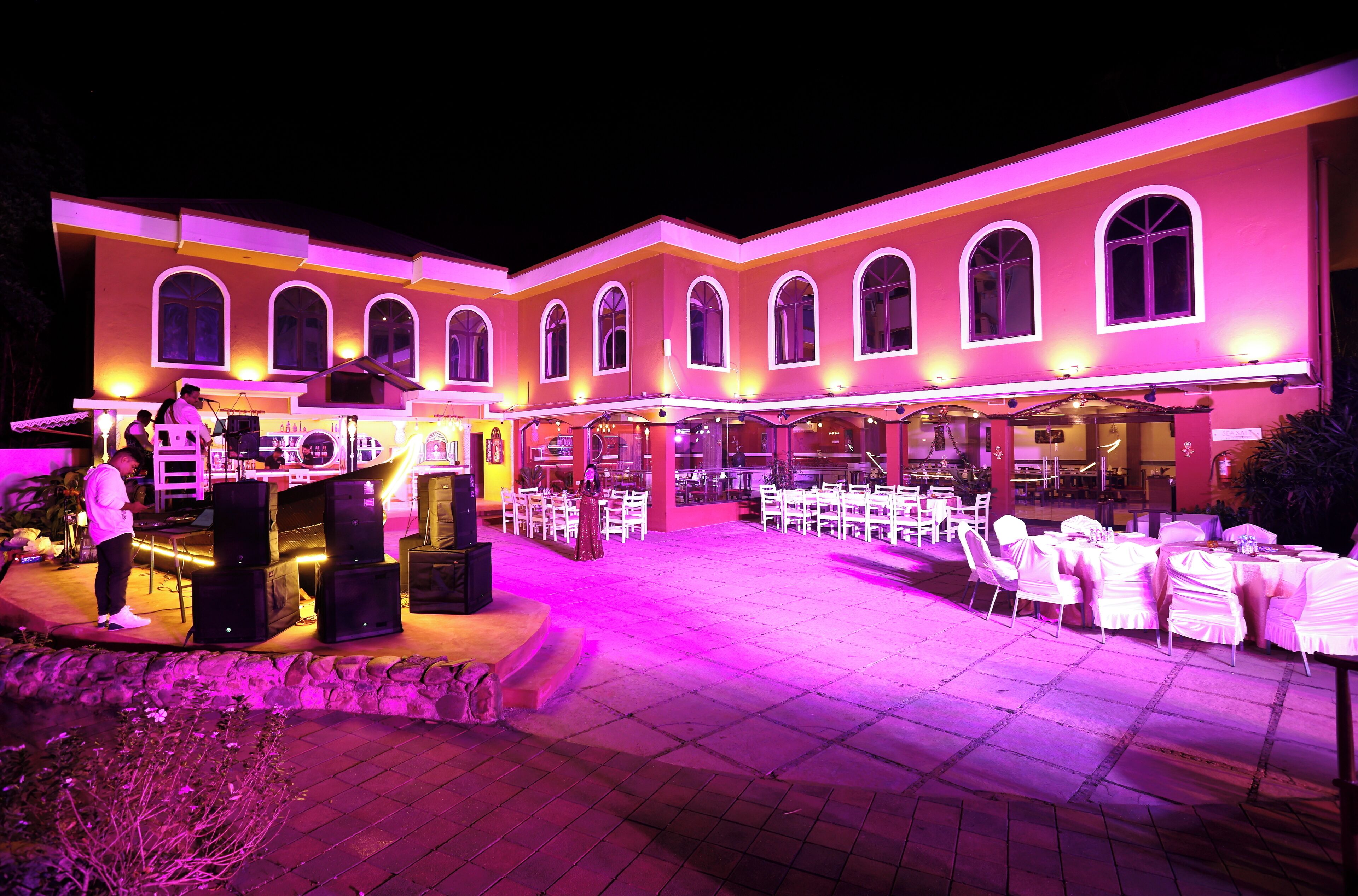 Un edificio con un escenario y zona de asientos, probablemente para eventos o presentaciones.