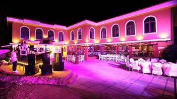 Un edificio con un escenario y zona de asientos, probablemente para eventos o presentaciones.