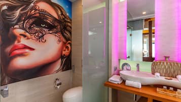 Jetted tub, hair dryer, bidet, towels