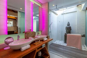 Jetted tub, hair dryer, bidet, towels - Luxury Lombok Beach Front Bed & Breakfast (Lombok)