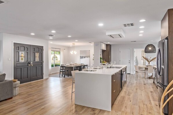 ثلاجة، ميكروويف، فرن، موقد طهي مسطح