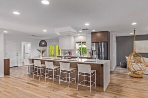 ثلاجة، ميكروويف، فرن، موقد طهي مسطح