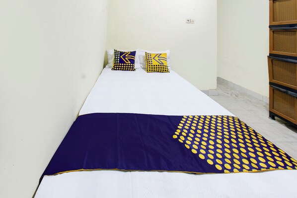 Standard Double Room | Desk, WiFi (free), bed sheets - OYO Life 93284 Kos Cendana Raya (Mataram)