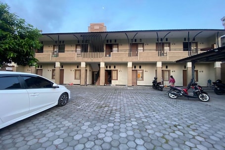 Exterior. OYO Life 93284 Kos Cendana Raya