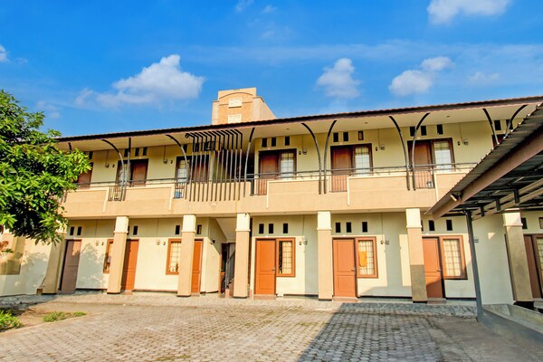Oyo Life 93284 Kos Cendana Raya - Mataram