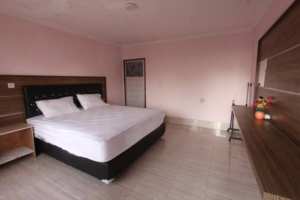Desk, free WiFi, bed sheets
