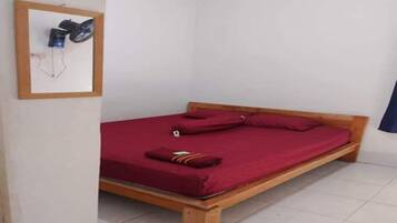 Standard Double Room | Meja, Wi-fi percuma, cadar katil