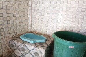 Quarto casal standard | Banheiro | Chuveiro, sabonete