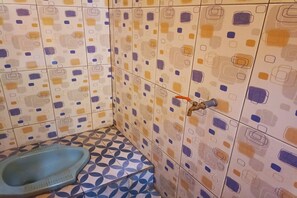 Quarto casal standard | Banheiro | Chuveiro, sabonete