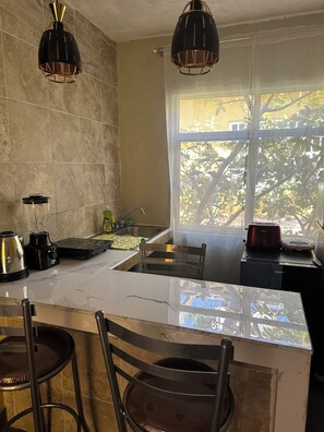 冰箱、微波炉、烤箱、电热水壶