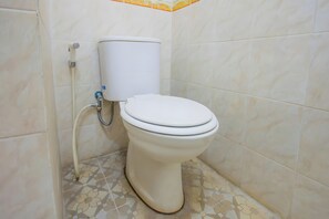 Shower, soap - OYO Life 93399 Kos Batulayar (Senggigi)