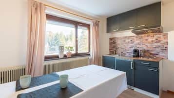 Frigorífic, forn, placa de cuina i cafetera i tetera