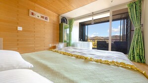 Un dormitorio con una cama grande, una ventana que ofrece vistas al exterior y una pared de madera.