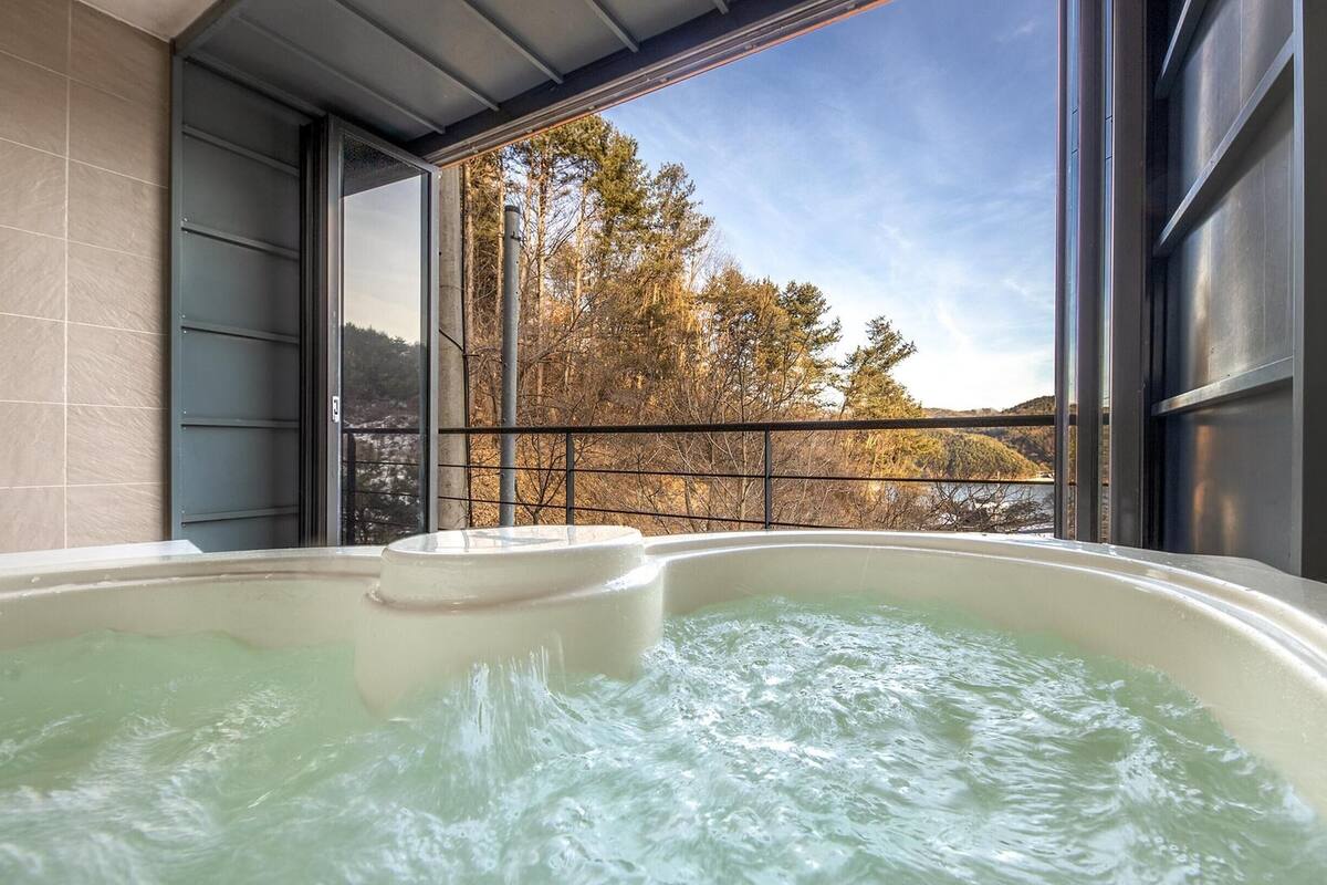 Un bain à remous avec vue sur les arbres et les collines.