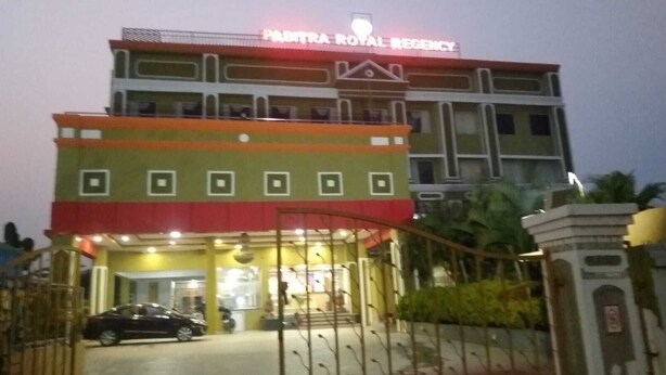Un edificio de varios pisos con un cartel que dice 'PABITRA ROYAL REGENCY'.