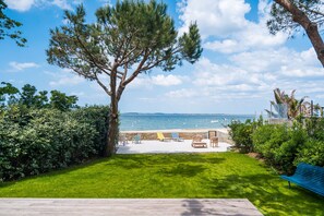 Terrace/patio - [Unique] Villa avec Accès Plage Piscine et Jacuzzi (Arcachon)