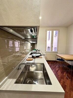 Horno, lavavajillas, utensilios de cocina y comedor 