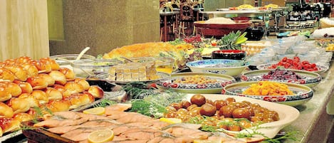 Daily buffet breakfast (JPY 570 per person)