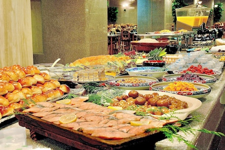 Daily buffet breakfast (JPY 570 per person)
