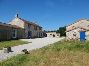 Exterior - Gîte Les Fragonnettes (Saint-Julien-des-Landes)