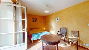 5 bedrooms, iron/ironing board, free WiFi