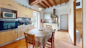 Fridge, microwave, oven, dishwasher - Gîte Les Fragonnettes (Saint-Julien-des-Landes)