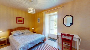 3 slaapkamers, een strijkplank/strijkijzer, gratis wifi