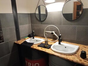 Een douche, milieuvriendelijke toiletartikelen, een haardroger
