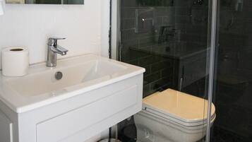 Apartament econòmic | Bany | Assecador de cabells, barnussos, sabatilles i tovalloles