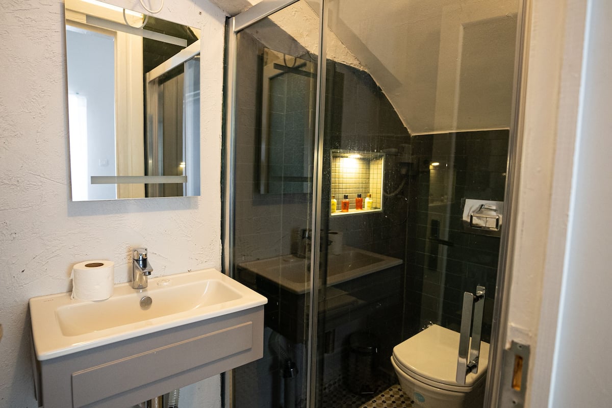 BEGONYA | Bathroom | Hair dryer, bathrobes, slippers, towels