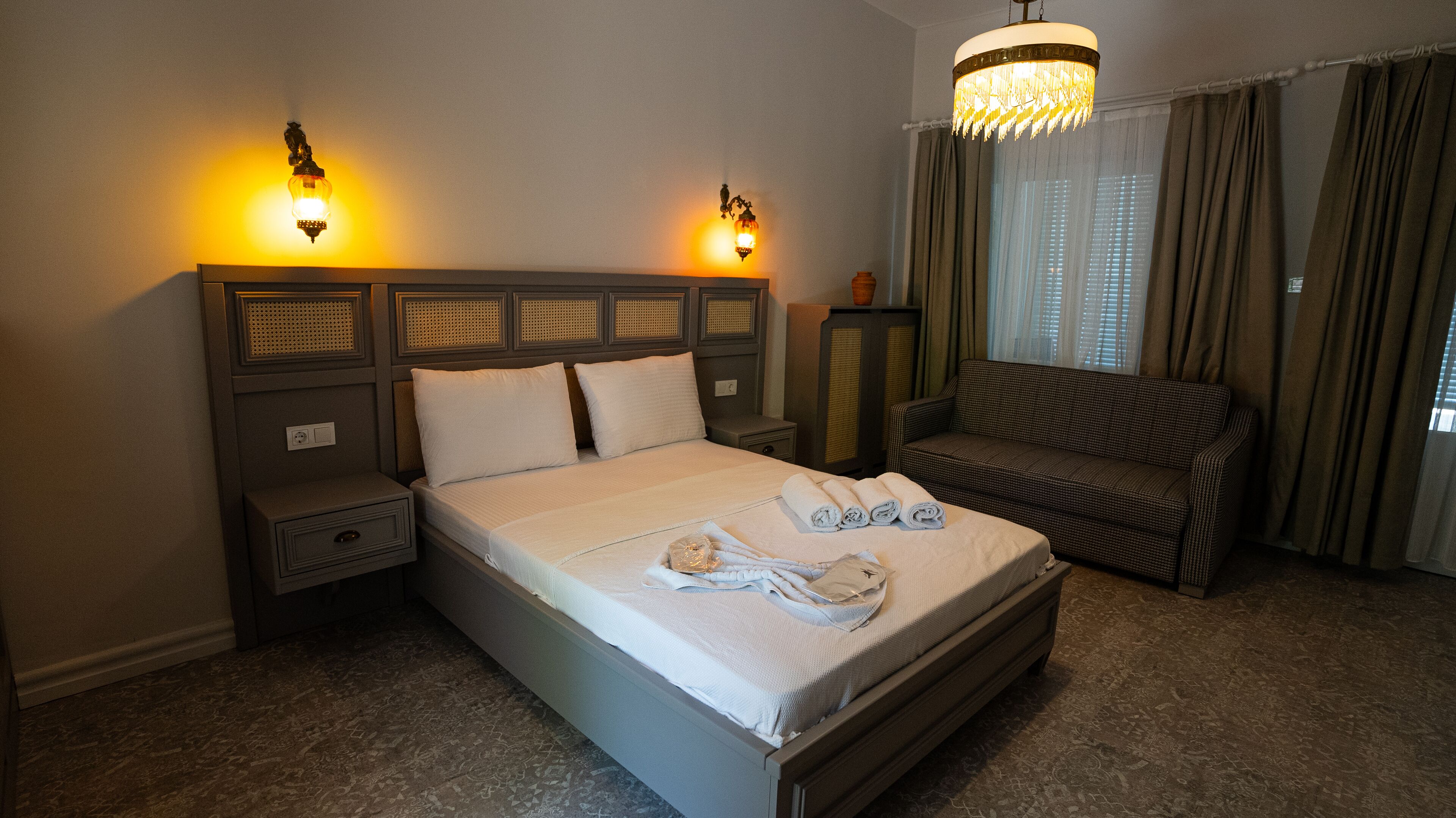 YASEMIN | Caja fuerte, cortinas opacas, sistema de insonorización