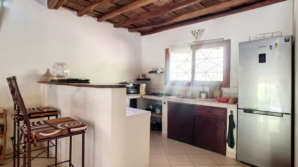 Frigorífico, horno, placa de cocina y hervidor eléctrico